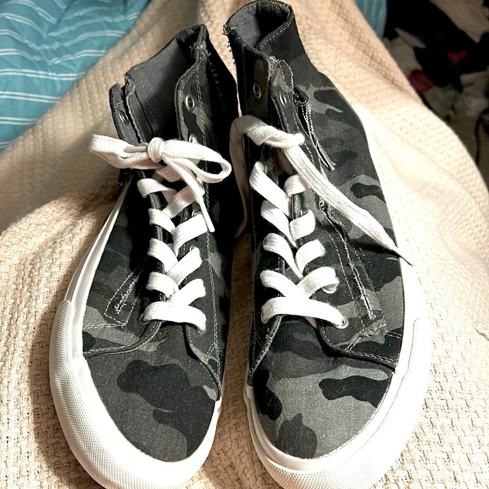 Very G camo high top‎ sneaker’s. Size 11. New never worn